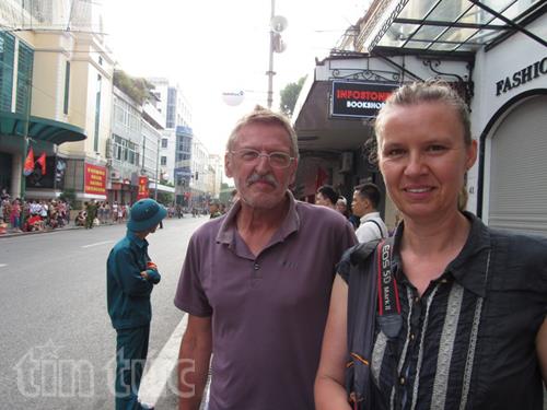 Trên đường Tràng Tiền, phóng viên gặp 2 du khách người Đức là Andrea Mezger và Adalbert Ortmann. Họ đã đến Việt Nam được một tháng và đi thăm thú nhiều nơi, trước khi đến Hà Nội vào thời điểm này vì biết sự kiện Ngày Quốc khánh. Từ trước 7 giờ sáng, hai người đã có mặt tại đường Tràng Tiền và cho biết rất bất ngờ khi từ sáng sớm đã có nhiều người lớn và trẻ em đứng chờ theo dõi cuộc diễu hành.
